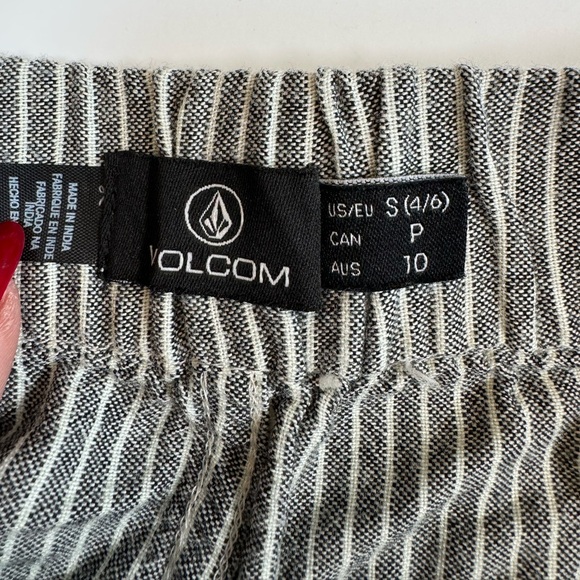 Women’s Volcom Shorts size Small 4/6 Gray Stripe Sunday Strut Cuffed - Picture 4 of 13